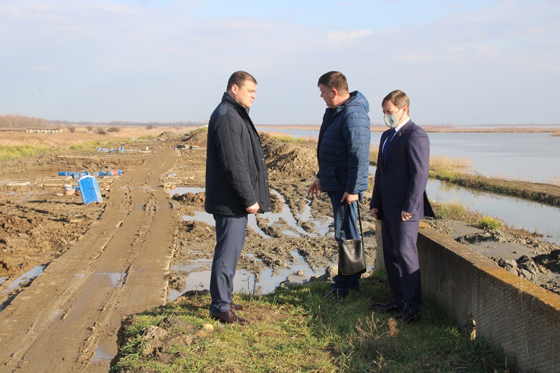 Крюковское водохранилище краснодарского. Крюковское водохранилище Краснодарского края. Крюковское водохранилище ремонт дамбы. Северная дамба п.Яблоновский. Дорошевский Андрей Владимирович Северская.