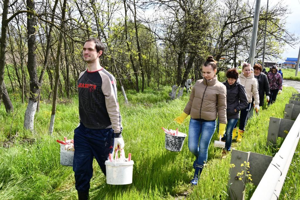 Кетовом отзывы. Субботник красивые фото. Сделаем поселок чище субботник. Фото жителей Северска. Свеча Исток Ветлуги люди школьники жители.